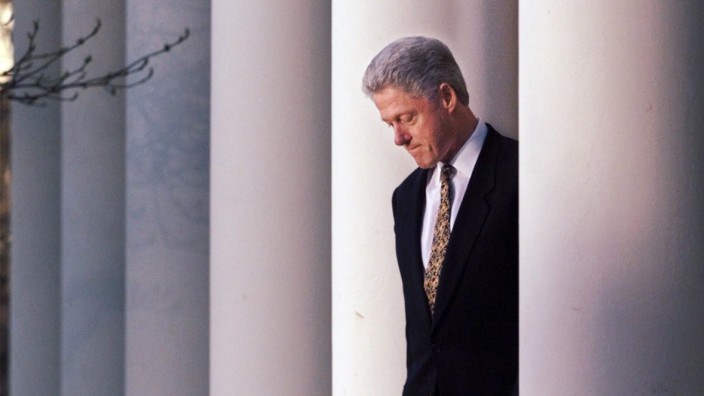 US-Justiz: Unter Eid nicht die Wahrheit gesagt. Aber nachdem er 25 000 Dollar Strafe gezahlt hatte, war alles wieder gut: Präsident Bill Clinton 1998 im Weißen Haus.