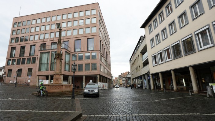 Kommunalpolitik: Aufruhr im Rathaus (links im Bild): Im Dezember 2022 hatte die Polizei wegen des Verdachts auf Bestechung und Bestechlichkeit eines Stadtrats sieben Objekte in und um Aschaffenburg durchsucht.