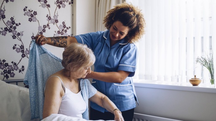 Fürsorge für Senioren: Viele ältere Menschen brauchen Unterstützung und Pflege, ohne deswegen gleich ins Heim zu müssen.