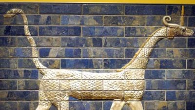 Frage der Woche: Ein Drache? Oder einfach nur eine vielen Darstellungen von Chimären? Das als Drache bezeichnete Wesen auf dem babylonischen Ischtar-Tor.