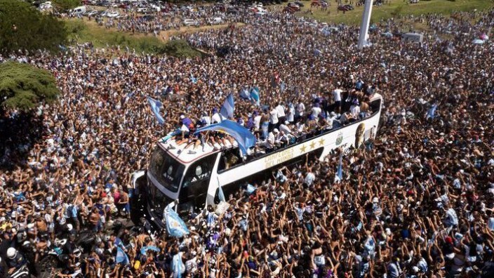 Argentiniens WM-Feier: Der Bus kommt kaum voran, zu viele Menschen, zu wenige Sicherheitsvorkehrungen.