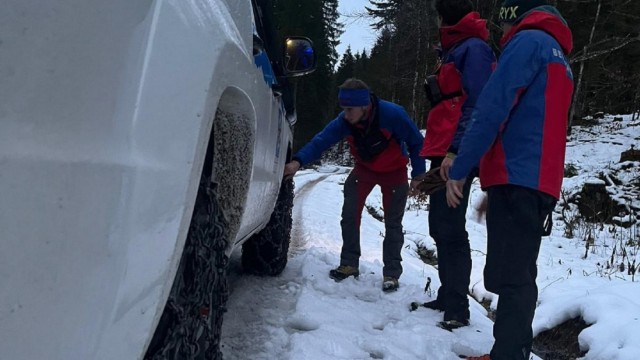 Bergwandern: Als zwei Mountainbiker Ende November am Seekarkreuz im Schnee feststeckten, mussten die Bergwacht-Einsatzkräfte aus Lenggries sogar Ketten am Wagen aufziehen.