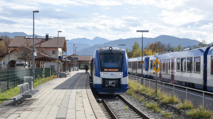 Mobilität im Oberland: Die Trasse etwa nach Lenggries soll ausgebaut und elektrifiziert werden, fordert der grüne Bundestagsabgeordnete Karl Bär.