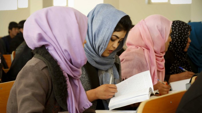 Afghanistan: Ihrer Rechte erneut brutal beraubt: Afghanische Studentinnen 2018 in Bamiyan.