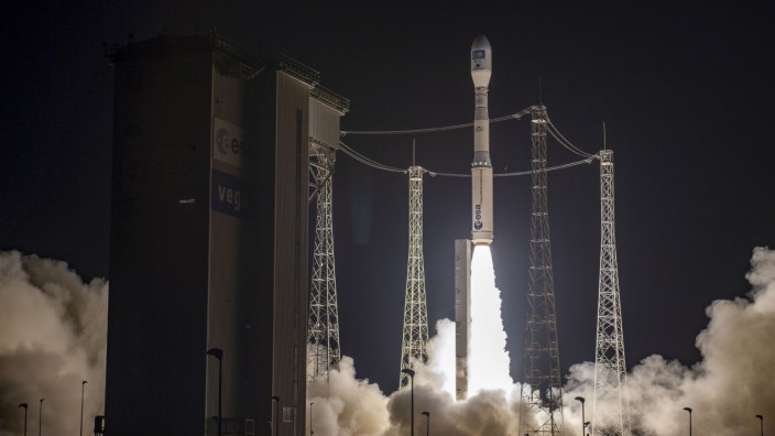Raumfahrt: Die mittelgroße Rakete "Vega-C" beim Start im Dezember 2022. Wenige Minuten später kam sie vom Kurs ab.