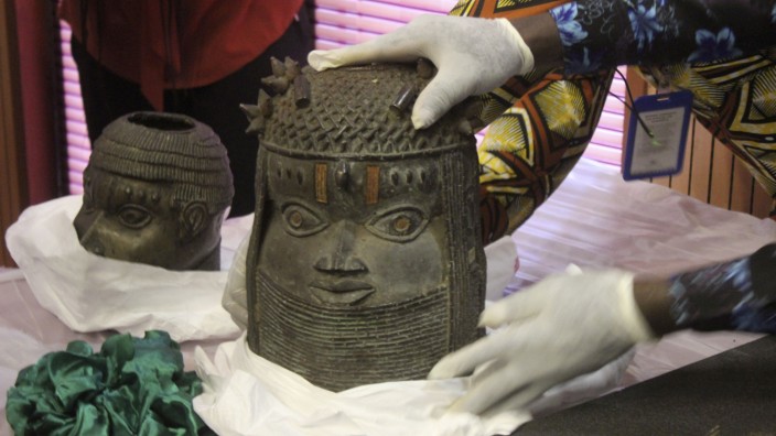 Afrikanische Kunst: Benin-Bronzen, die in der Vergangenheit geraubt und an Nigeria zurückgegeben wurden, werden während einer Übergabezeremonie ausgestellt.