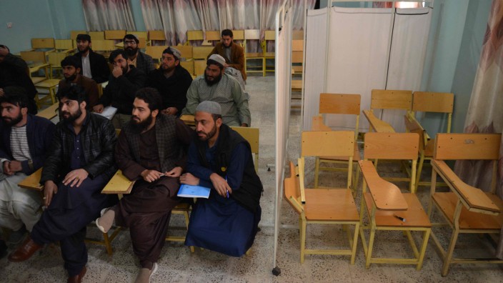 Afghanistan: Frauen und Männer wurden an manchen afghanischen Universitäten bereits räumlich getrennt. Eine Seite des Hörsaals soll nun ganz leer bleiben.