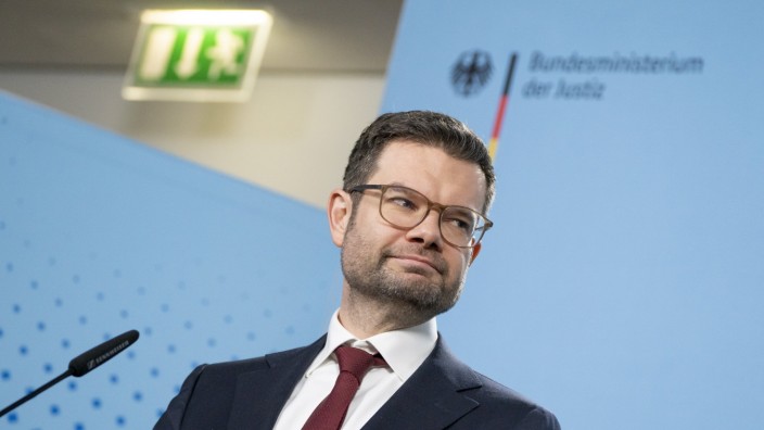 Ersatzfreiheitsstrafe: Bundesjustizminister Marco Buschmann (FDP) will die Dauer einer sogenannten Ersatzfreiheitsstrafe halbieren.
