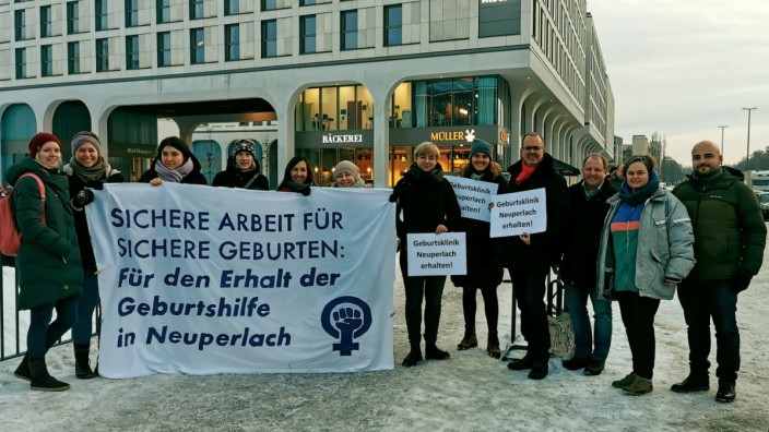 Klinikum Neuperlach: Für sichere Geburten: An einer Hebammen-Demonstration in Neuperlach haben sich auch die Freien Wähler beteiligt.