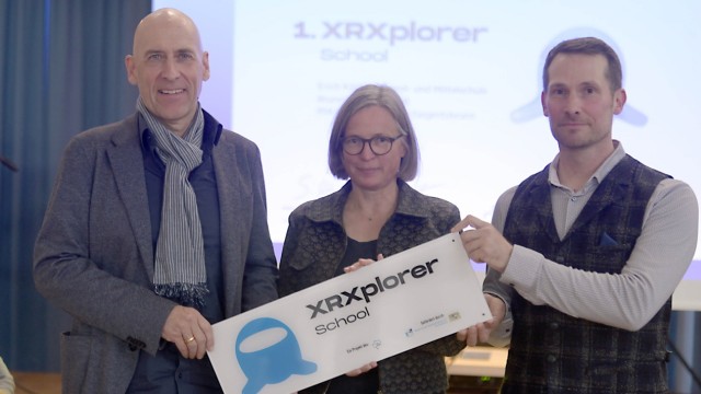 Höhenkirchen-Siegertsbrunn: Rektor Torsten Bergmühl (links, mit Silke Schmidt und Florian Kubiak) konnte im September die Auszeichnung "XRXplorer School" für die Schule entgegennehmen.