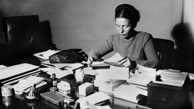 Ausstellung zum Feminismus: Unermüdlich schreibend: Simone de Beauvoir 1945.