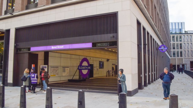 Großbritannien: Eingang an der Station Bond Street zur neuen Elizabeth Line.