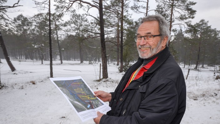 Naturschutz: Martin Kiechl, Vorsitzender des Isartalvereins, an der Grenze des lichten Kiefernwaldes. Zehn Grundstücke hat der Verein in der Pupplinger Au erworben, mit insgesamt 19 Hektar Fläche.
