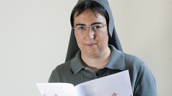 Katholische Kirche: Alessandra Smerilli passt nicht in das Klischee der weltfremden Ordensfrau.