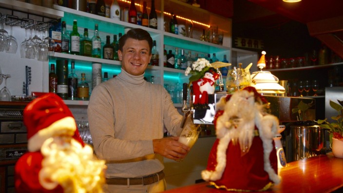 Gastronomie im Landkreis: René Tiefnig, Chef der Oldies Bar in Poing, ist auch an Weihnachten für seine Gäste da. Für diesen Abend Personal zu finden, sei übrigens gar kein Problem gewesen, sagt er.