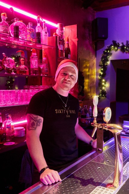 Gastronomie im Landkreis: Schon ganz festlich eingestellt ist Raphael Stauffer von der Sixty Nine Bar in Kirchseeon, möglicherweise gebe es sogar Weihnachtslieder - live gespielt, sagt er.