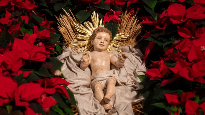 Gottesdienste an den Feiertagen: Zwischen Christsternen weich gebettet: das Jesuskind im Münchner Liebfrauendom.