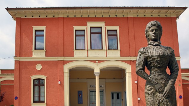 Mythos Elisabeth von Wittelsbach: Vor dem historischen Bahnhof Possenhofen steht eine Sisi-Statue, im Bahnhofsgebäude ist das Kaiserin-Elisabeth-Museum untergebracht.