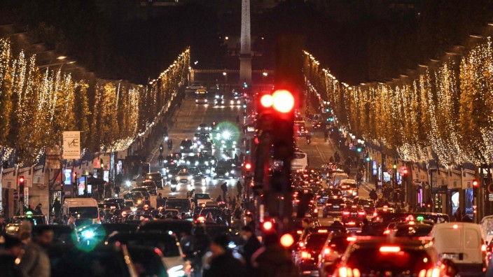 EuGH-Urteil: Die Prachtstraße Champs-Élysées in Paris: Viel Verkehr sorgt auch hier oft für schlechte Luft.