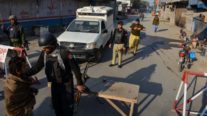 Brisante Lage: Raub, Schutzgeld-Erpressung, Kidnapping: Die Taliban sind zurück. Straßensperre der Polizei am Montag in Bannu in Nordwestpakistan.