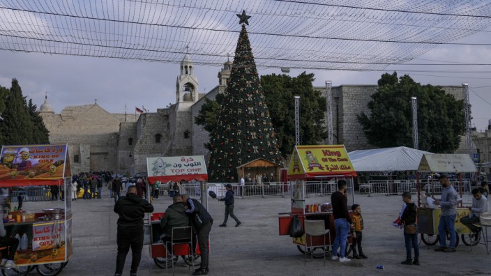 Nahost: Süßer die Kassen nie klingeln: Weihnachten ist Hochsaison für die Straßenverkäufer vor der Geburtskirche Jesu in Bethlehem. Auch wenn sie in diesem Moment kurz durchatmen können.
