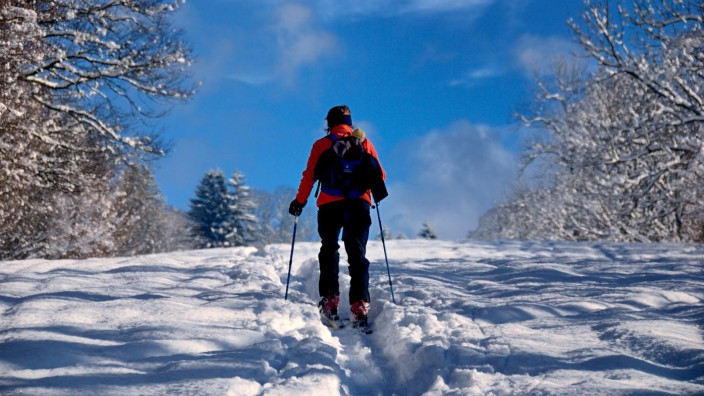 Wettkampf am Berg: Spur nach oben: Ein Skitourengeher auf dem Weg zum Gipfel des Blombergs.