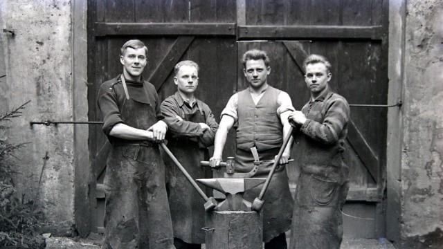 Fotografie in Bayern: Vier junge niederbayerische Schmiede in den frühen 1930er-Jahren.