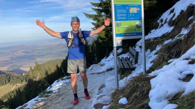Wettkampf am Berg: Beim "Trailrunning", einer der drei Disziplinen der Trilogie, muss man mit Laufschuhen auf den Berg. Das geht auch im Winter in kurzen Hosen.