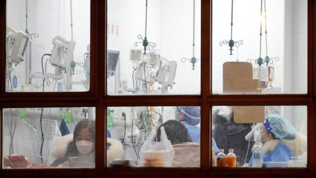 Corona in China: Überlastetes Personal: Klinikmitarbeiter in einem Krankenhaus in Shanghai.