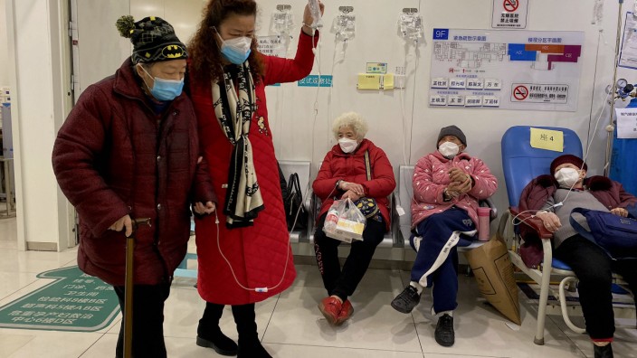 Corona in China: Corona-Patienten auf dem Gang in einem Krankenhaus in Chongqing im Südwesten Chinas.