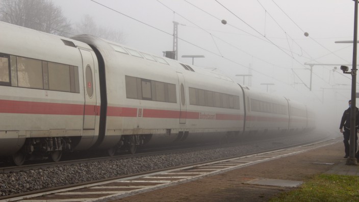 Attacke im ICE: Der ICE kam damals im Bahnhof Seubersdorf zwischen Regensburg und Nürnberg zum Stehen. Alle Fahrgäste wurden zur Betreuung in ein nahegelegenes Gasthaus gebracht.