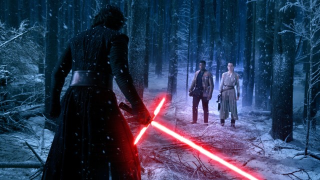 Sterne: Kylo Ren (Adam Driver, links), Finn (John Boyega) und Rey (Daisy Ridley) in einer Szene des Kinofilms "Star Wars: Episode VII - Das Erwachen der Macht".