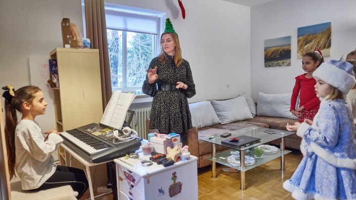 Ukrainischer Chor: Tetiana Vysokolian unterrichtet die "Perlen der Ukraine" zwei Mal wöchentlich in ihrer Wohnung in Kochel am See.