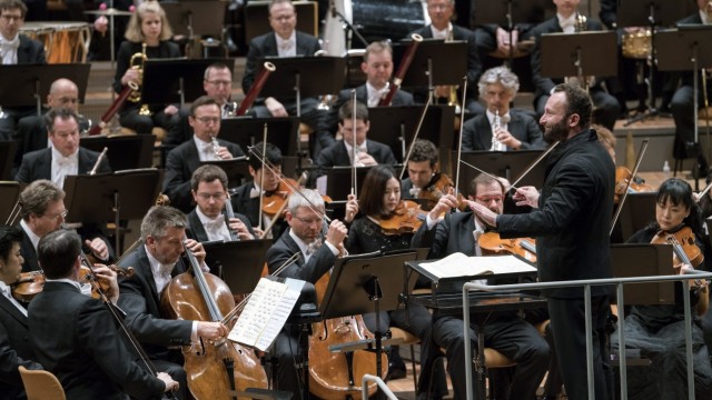 Tipps für Partys und Konzerte: Das traditionelle Silvesterkonzert der Berliner Philharmoniker unter der Leitung von Kirill Petrenko wird live aus Berlin in die Kinosäle übertragen.