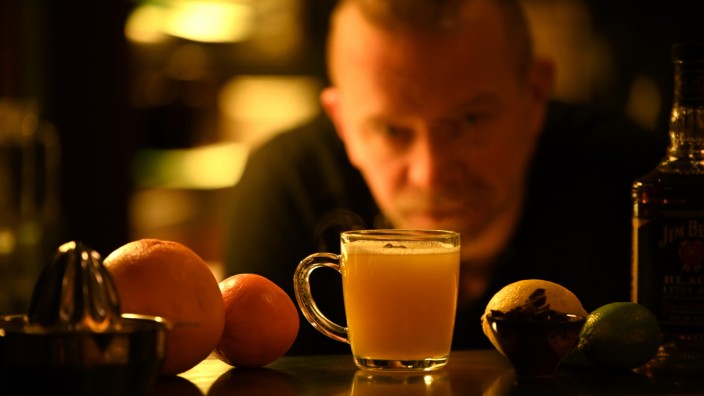Winter-Cocktails: Orangensaft, Honig, Whisky - und dann schön warm machen: Klaus St. Rainer von der Goldenen Bar schwört auf den "Hot Toddy".