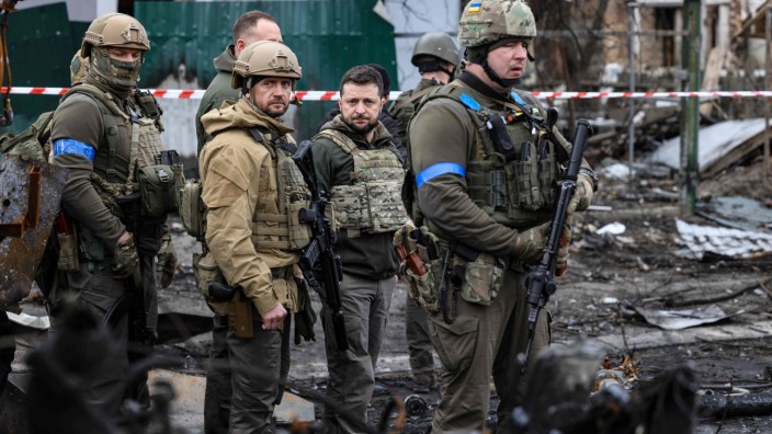 Krieg in der Ukraine: Der ukrainische Präsident bei seinem Besuch in Butscha Anfang April.