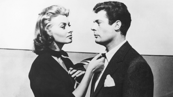 Mode: Damit der Knoten ganz besonders gut sitzt, kann der Mann eine Frau um Hilfe bitten. Wie Sophia Loren, die Marcello Mastroianni zur Hand geht, beziehungsweise an den Kragen.