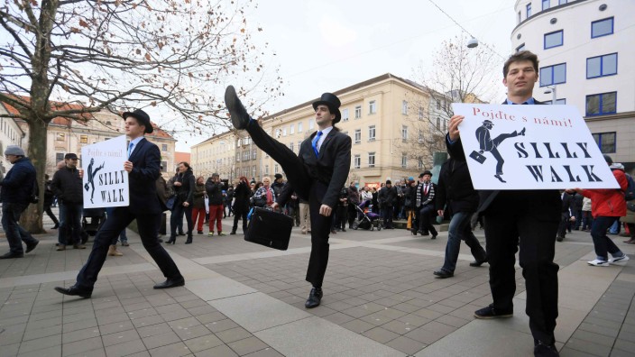 Silly Walks: Haben weltweit ihre Fans: die Silly Walks von Monty Python. Hier demonstriert ein Verehrer einen perfekten Teabag-Schritt 2018 im tschechischen Brno.