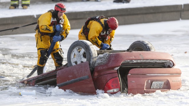 Monströser Wintersturm: Kansas City, USA: Feuerwehrleute bergen ein Auto, das in einen Fluss gestürzt ist. Das arktische Sturmtief hat in weiten Teilen des Landes ein Chaos ausgelöst.