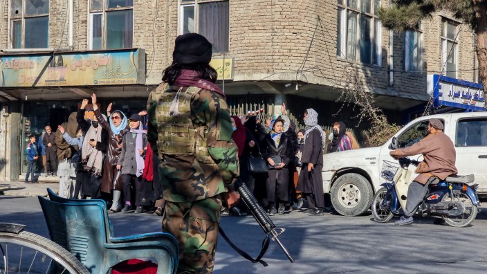 Afghanistan: Einige Frauen in Kabul haben in den vergangenen Tagen gegen den Anschluss an den Universitäten protestiert.