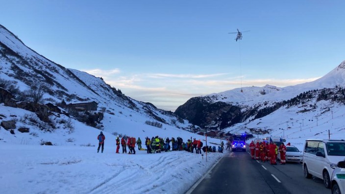 Wintersport: Einsatzkräfte an der Unglücksstelle im Skigebiet von Lech/Zürs.
