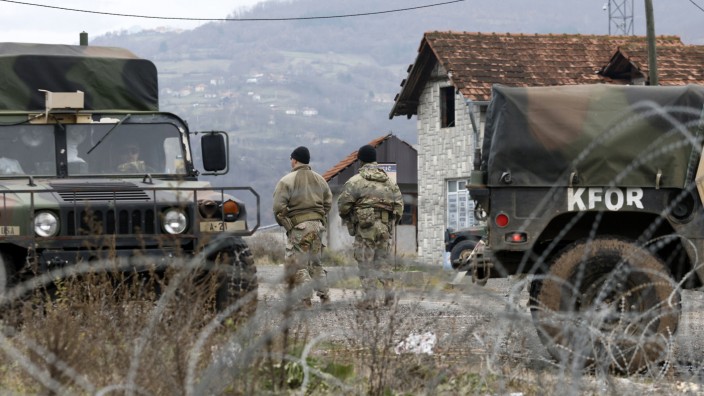 Nato-Patrouille: US-Soldaten der Nato-geführten Friedenstruppe Kfor bewachen einen Kontrollpunkt an der Straße in der Nähe des nördlichen Kosovo-Grenzübergangs Jarinje an der Grenze zwischen Kosovo und Serbien.