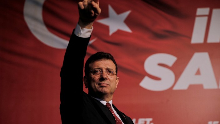 Türkei: Gruß an die Anhänger: Ekrem Imamoğlu, Istanbuls populärer Bürgermeister.