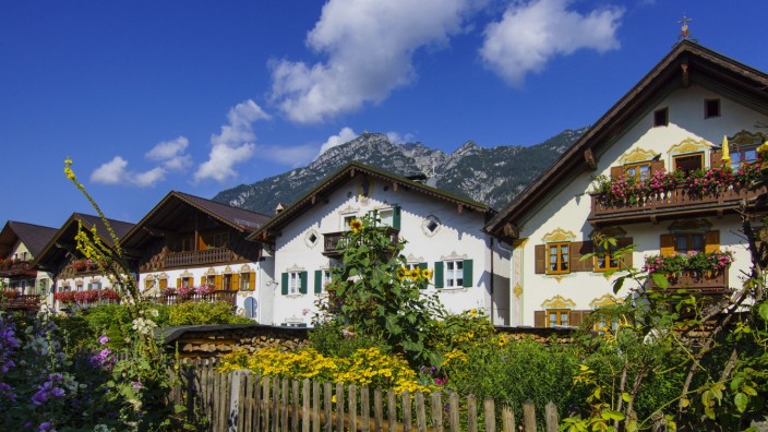 Erben: Oberbayern hat malerische Ecken; nicht nur Einheimische wohnen hier gerne. Die Eigentümerstruktur könnte sich bald grundlegend verändern.