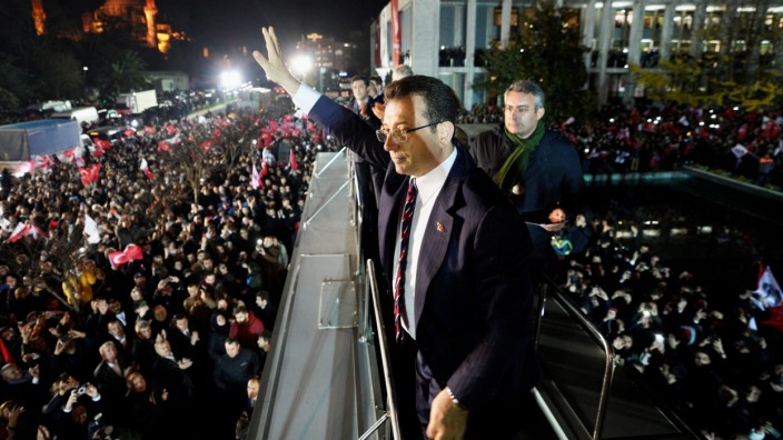 Wahlen in der Türkei: Istanbuls Oberbürgermeister Ekrem Imamoğlu grüßt seine Unterstützer. Kurz zuvor war der populäre Politiker zu zweieinhalb Jahren Haft verurteilt und mit einem Politikverbot belegt worden. Imamoğlu ist gegen das Urteil in Berufung gegangen.