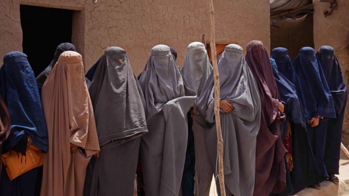 Afghanistan: In Burkas gekleidete Frauen in Afghanistan Ende Juli. Sie sind Arbeiterinnen in einer Shampoo- und Seifenfabrik in Kandahar.