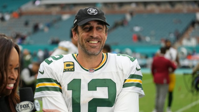 Football in der NFL: Da, der Beweis: Aaron Rodgers, hochbezahlter und gerne grummelnder Quarterback der Green Bay Packers, kann wirklich lachen!