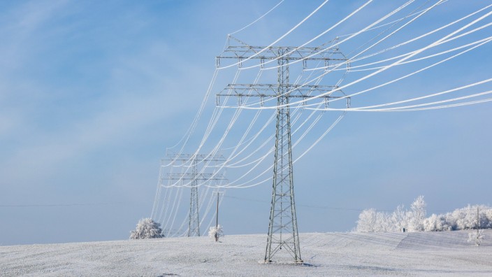 Europäische Union: Vereiste Stromleitungen bei Magdeburg: Die EU-Kommission wird bald neue Regeln für den Strommarkt vorstellen.