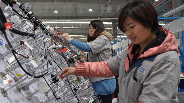 Industrie und Handel: Die Leoni AG, der Autozulieferer, der Bordnetze und Kabel herstellt und weltweit, etwa in China, mehr als 101 000 Beschäftigte zählt, gilt aktuell als angeschlagen.