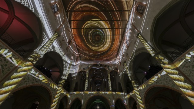 Lichtinstallation: Der komplette Innenraum der Kirche wird beim Lichtspiel miteinbezogen.